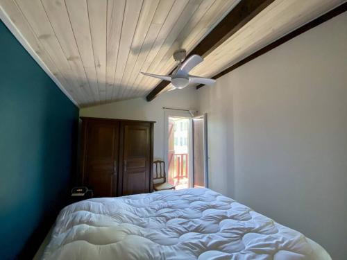 a bedroom with a bed and a ceiling fan at Maison mitoyenne charmante, 3 pièces, 4 pers., parking, wifi, près centre-ville - FR-1-495-152 in Cambo-les-Bains