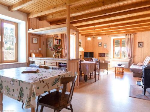 une cuisine et un salon avec une table et des chaises dans l'établissement Gîte éco au pied des montagnes, proche du Ballon de Servance - FR-1-583-449, à Plancher-les-Mines