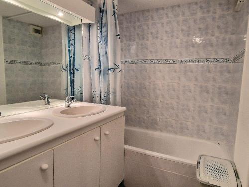 une salle de bain avec un lavabo et une baignoire dans l'établissement BANYULS, appt T3, 4 pers, proche plage - FR-1-309-523, à Banyuls-sur-Mer
