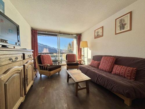 un salon avec un canapé et une télévision à écran plat dans l'établissement Appartement 2 pièces cabine à Notre-Dame-de-Bellecombe pour 6 pers, au pied des pistes - FR-1-595-106, à Notre-Dame-de-Bellecombe