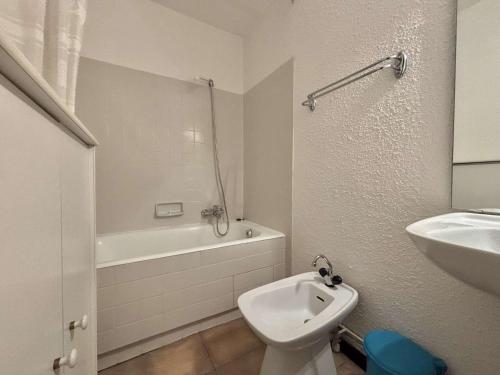 une salle de bain avec un lavabo, des toilettes et une baignoire dans l'établissement Appartement 2 pièces cabine à Notre-Dame-de-Bellecombe pour 6 pers, au pied des pistes - FR-1-595-106, à Notre-Dame-de-Bellecombe