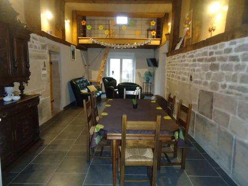 une salle à manger avec une table et quelques chaises dans l'établissement Gîte nature rénové dans les Vosges Saônoises - FR-1-583-459, à Saint-Bresson