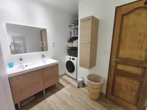 une salle de bain avec un lavabo et une machine à laver dans l'établissement Le Frais Jus, à Fréjus