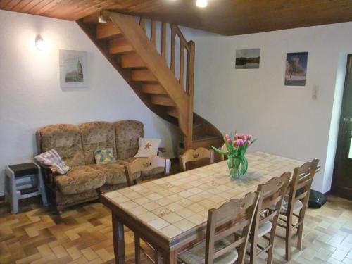 un salon avec une table et un canapé dans l'établissement Gîte nature au cœur des Vosges Saônoises - FR-1-583-396, à Saint-Bresson