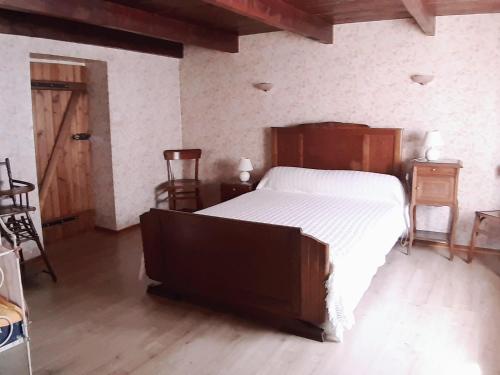 - une chambre avec un lit, 2 tables et des chaises dans l'établissement Gîte rénové dans le calme des Vosges du Sud - FR-1-583-485, à La Vaivre