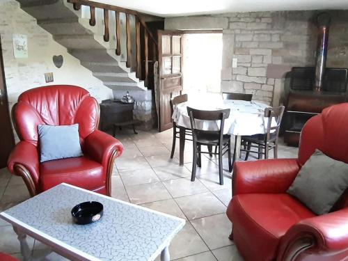 un salon avec des chaises rouges et une table dans l'établissement Gîte rénové dans le calme des Vosges du Sud - FR-1-583-485, à La Vaivre