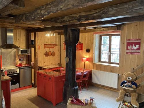 une cuisine avec un ours en peluche dans une pièce dans l'établissement Charme Authentique au Moulin de Saphoz avec Grand Jardin - FR-1-583-499, à Esmoulières
