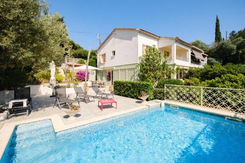 une piscine devant une maison dans l'établissement Villa avec piscine plus appartement indépendant, à Sainte-Maxime