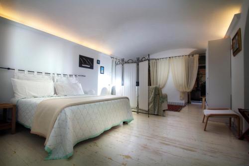 1 dormitorio con 1 cama blanca grande con almohadas blancas en La Casa di Elisa, en Camogli