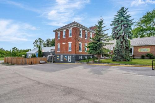 ein leerer Parkplatz vor einem Backsteingebäude in der Unterkunft The Bloomfield Inn in Bloomfield
