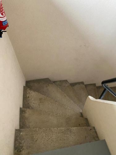 - un escalier en béton dans l'établissement Appartement ben, à Cluses