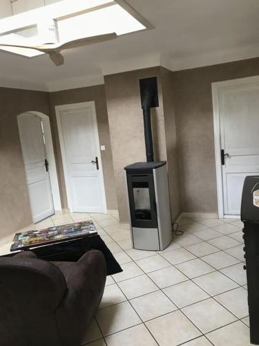 - un salon avec un canapé et une cuisinière dans l'établissement Appartement ben, à Cluses