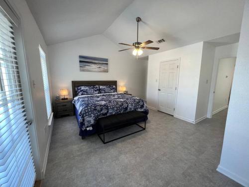 a bedroom with a bed and a ceiling fan at Cheerful 3 bedroom townhome Pool! Beach! Fun! in Gulfport