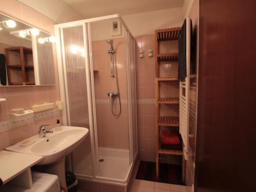 une salle de bain avec douche et lavabo dans l'établissement Appartement 2 pièces avec parking, au centre, proche commerces et pistes - FR-1-572-3, aux Carroz d'Arâches