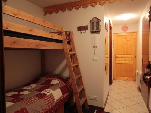 une chambre avec deux lits superposés dans une pièce dans l'établissement Appartement 2 pièces avec parking, au centre, proche commerces et pistes - FR-1-572-3, aux Carroz d'Arâches