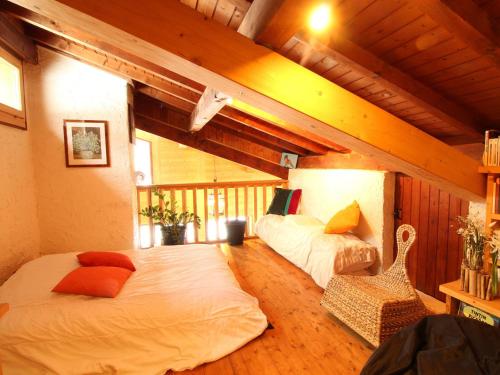 une chambre avec deux lits dans un grenier dans l'établissement Chalet 8 pers, 3 ch + mezzanine, au pied des pistes, WIFI, PARKING - FR-1-572-33, aux Carroz d'Arâches