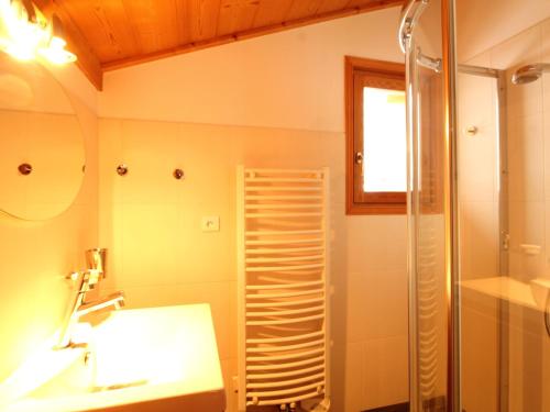 une salle de bain avec un lavabo et une douche dans l'établissement Chalet 8 pers, 3 ch + mezzanine, au pied des pistes, WIFI, PARKING - FR-1-572-33, aux Carroz d'Arâches