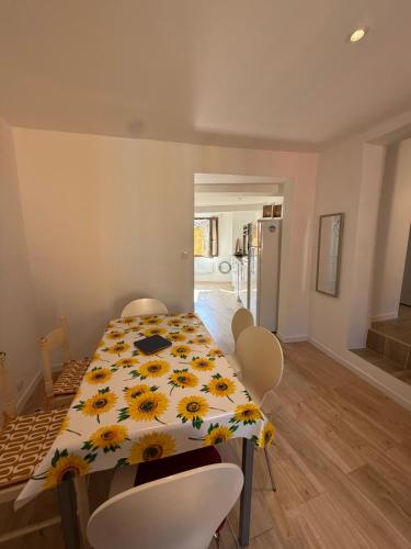 une salle à manger avec une table ornée de fleurs dans l'établissement Au coeur de la Provence - séjour cosy, à Barjols