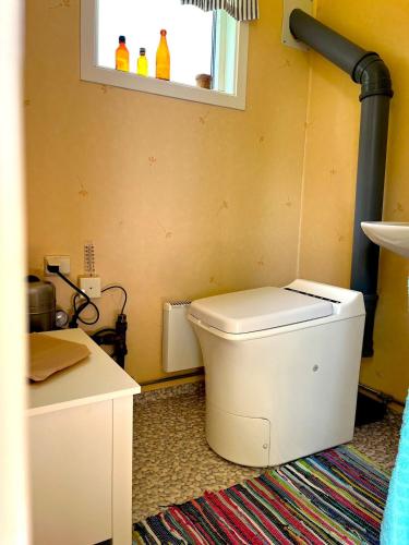 a bathroom with a white toilet in a room at Villa Riksberg near Götakanal in Töreboda