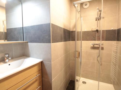 une salle de bain avec douche et lavabo dans l'établissement Spacieux 4 pièces, 6 couchages, terrasse, près pistes et commerces, parking couvert, casier à skis - FR-1-572-244, aux Carroz d'Arâches