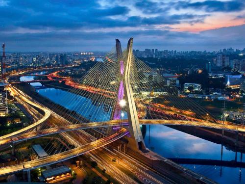 a night view of a bridge with traffic on it at Flat Nações Unidas SP Limpeza Diária in Sao Paulo