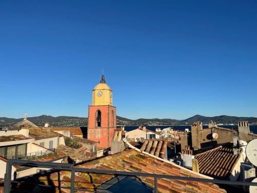 Photo de la galerie de l'établissement 150 m2, 2 terrasses , vieille ville et vue, à Saint-Tropez