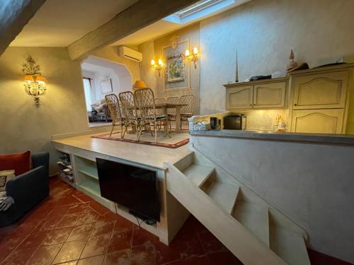 Photo de la galerie de l'établissement 150 m2, 2 terrasses , vieille ville et vue, à Saint-Tropez