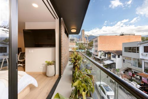 ein Balkon mit Blick auf eine Stadt in der Unterkunft StrataSix Hotel in Medellín
