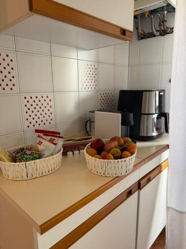 two baskets of fruit on a counter in a kitchen at Casa Adele - appartamento vista mare in Villa Rosa