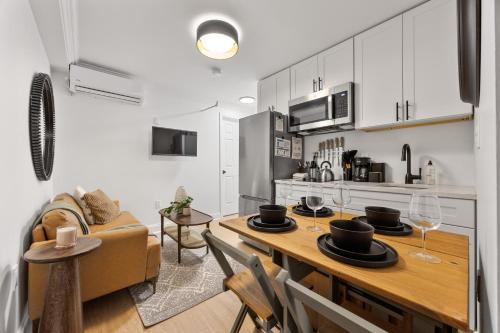 Dapur atau dapur kecil di Brownstone 2 Bed with Private Backyard near Subway