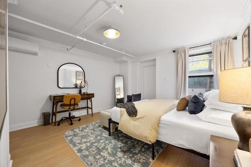 Katil atau katil-katil dalam bilik di Brownstone 2 Bed with Private Backyard near Subway