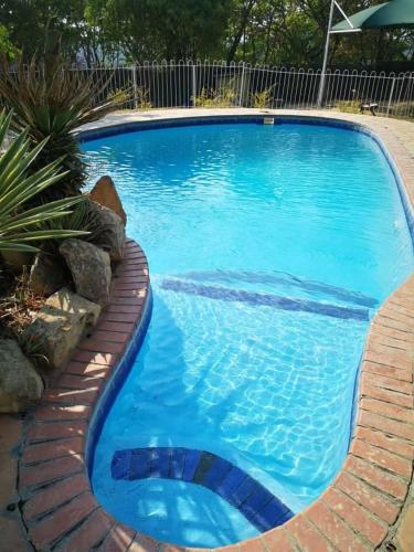 Piscina a Unique Thatched Studio with pool access o a prop
