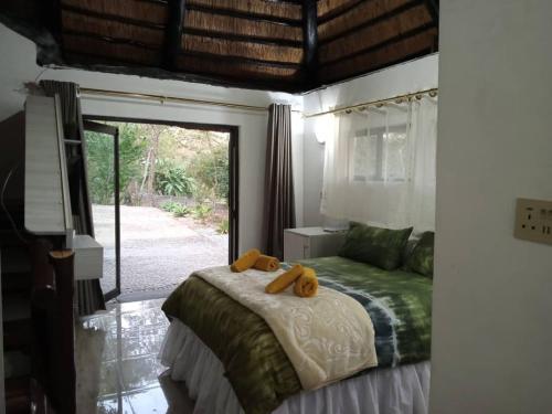 Llit o llits en una habitació de Unique Thatched Studio with pool access