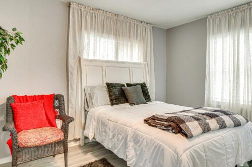 Ένα ή περισσότερα κρεβάτια σε δωμάτιο στο Eastside OKC Hideaway Yard, 1 Mi to State Capitol