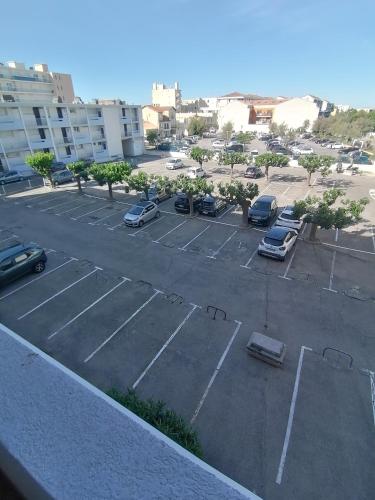un parking vide avec des voitures qui y sont garées dans l'établissement le miami, à Palavas-les-Flots