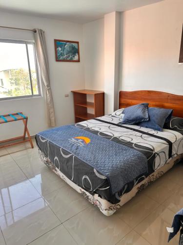 a bedroom with a bed in a room with a window at Stefany's Lodging in Puerto Baquerizo Moreno
