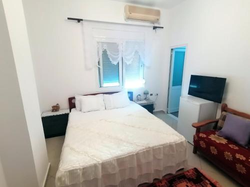 Vila Karagjozi tesisinde bir odada yatak veya yataklar