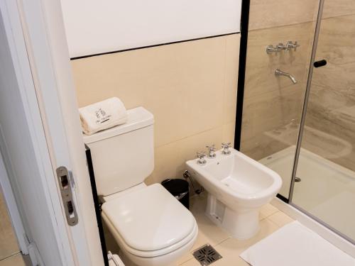 a bathroom with a toilet and a sink and a shower at Joy Tower by FMA Coliving in Salta
