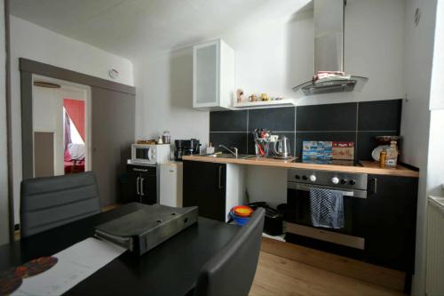 Kuchyň nebo kuchyňský kout v ubytování Appartement de caractère