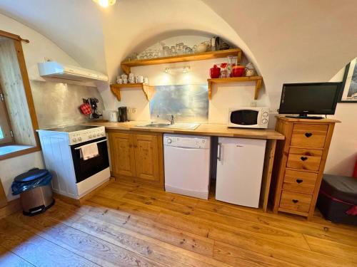 Il comprend une cuisine équipée d'un évier et d'un comptoir avec un four micro-ondes. dans l'établissement Charmant 3P à 4km des pistes avec Wifi à Saint-Martin-de-Belleville - FR-1-452-388, à Saint-Martin-de-Belleville