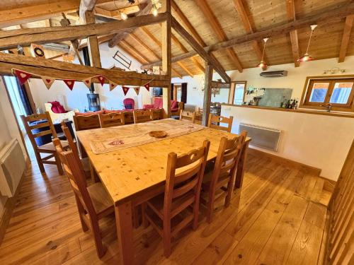 une salle à manger avec une table et des chaises en bois dans l'établissement Chalet Confort 4 Ch, 3 SDB, Proche 3 Vallées, Wifi Gratuit - FR-1-452-58, à Saint-Martin-de-Belleville