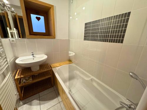 Ένα μπάνιο στο Chalet Confort 4 Ch, 3 SDB, Proche 3 Vallées, Wifi Gratuit - FR-1-452-58