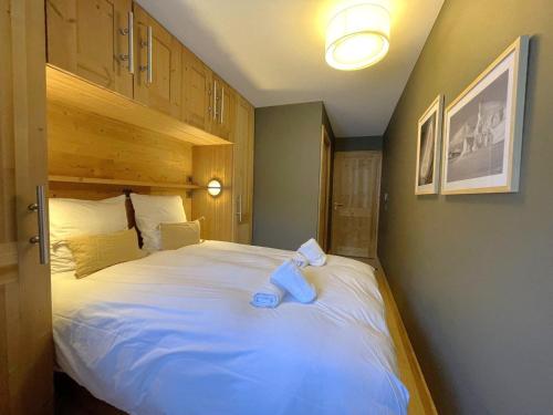 - une chambre dotée d'un lit avec un ours en peluche bleu dans l'établissement Appartement 4P 8 Pers avec Cheminée et Parking à Saint-Martin-de-Belleville - FR-1-452-377, à Saint-Martin-de-Belleville