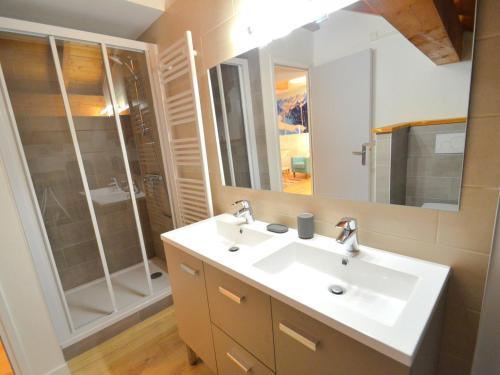 Un baño con lavabo blanco y ducha en Charmant appartement 3 pièces avec parking et wifi à Saint-Martin-de-Belleville - FR-1-452-351, en Saint-Martin-de-Belleville