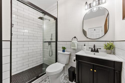Koupelna v ubytování 3BR Harlem Stay with Washer with Dryer