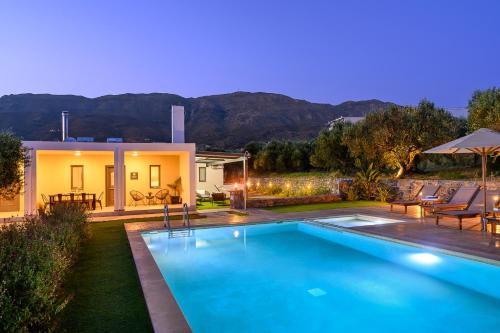 Piscina di "Drosia Villa" Private Nature Getaway! o nelle vicinanze