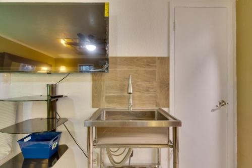 cocina con fregadero en una habitación en Fort Lauderdale Studio Near Beaches and Downtown, en Fort Lauderdale
