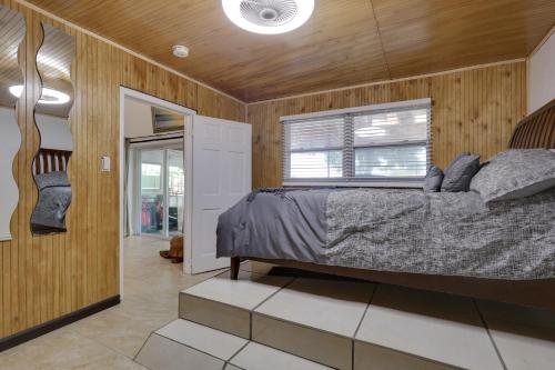 un dormitorio con una cama y una ventana en Lakefront Getaway with Dock Near Las Olas Beach, en Fort Lauderdale