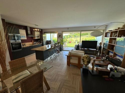 Η κουζίνα ή μικρή κουζίνα στο Spacieux appartement, Jardin, vue mer, calme