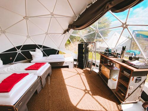 Ένα ή περισσότερα κρεβάτια σε δωμάτιο στο DOMO CAMP Sylt - Glamping Camp